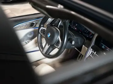 BMW 840i XDRIVE B&W PANO HUD CARBON 43.636 € NETTO