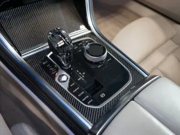 BMW 840i XDRIVE B&W PANO HUD CARBON 43.636 € NETTO