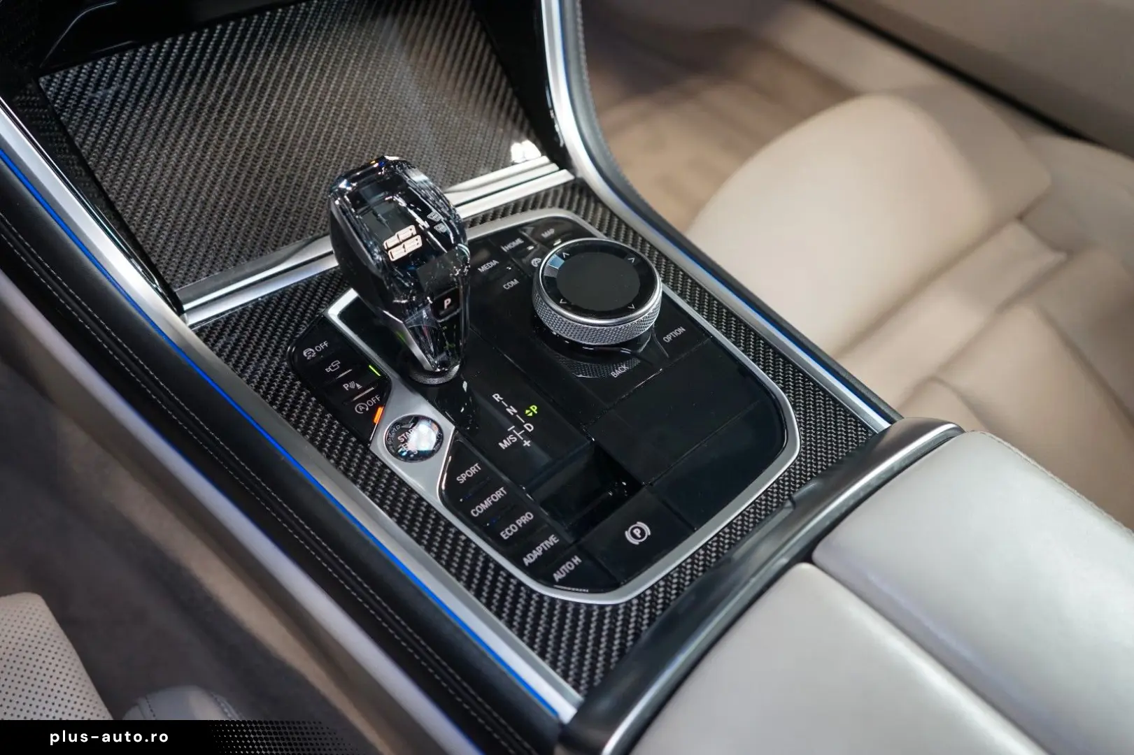 BMW 840i XDRIVE B&W PANO HUD CARBON 43.636 € NETTO