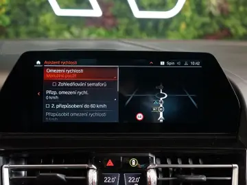 BMW 840i XDRIVE B&W PANO HUD CARBON 43.636 € NETTO