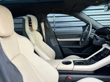 PORSCHE Taycan GTS-PANO-INNO-BOSE-HEAD UP-1.HAND