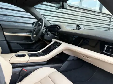PORSCHE Taycan GTS-PANO-INNO-BOSE-HEAD UP-1.HAND