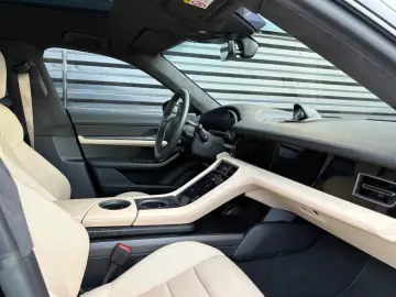 PORSCHE Taycan GTS-PANO-INNO-BOSE-HEAD UP-1.HAND