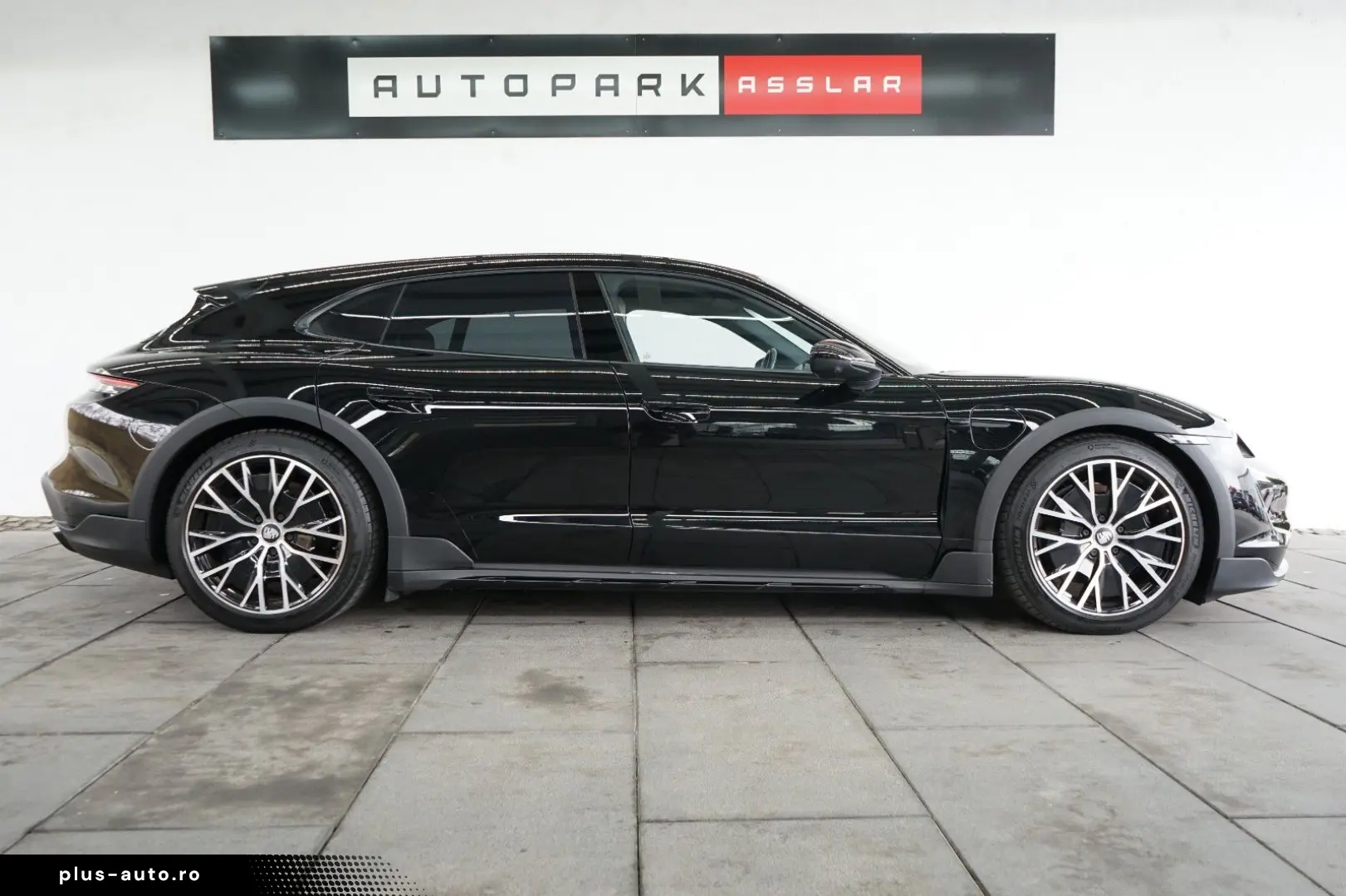 PORSCHE Taycan Cross Turismo 4 Offroad P-Display InnoDri