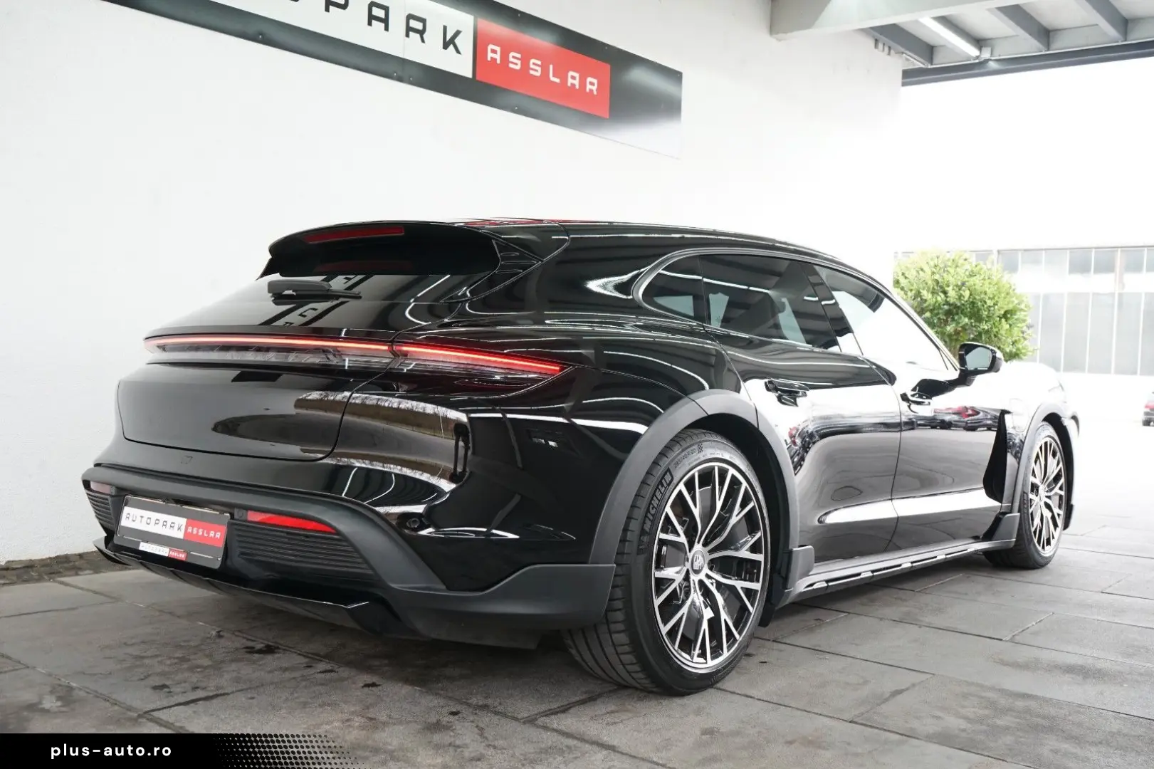 PORSCHE Taycan Cross Turismo 4 Offroad P-Display InnoDri