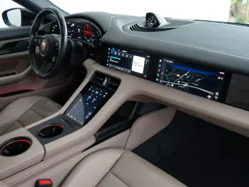 PORSCHE Taycan Cross Turismo 4 Offroad P-Display InnoDri