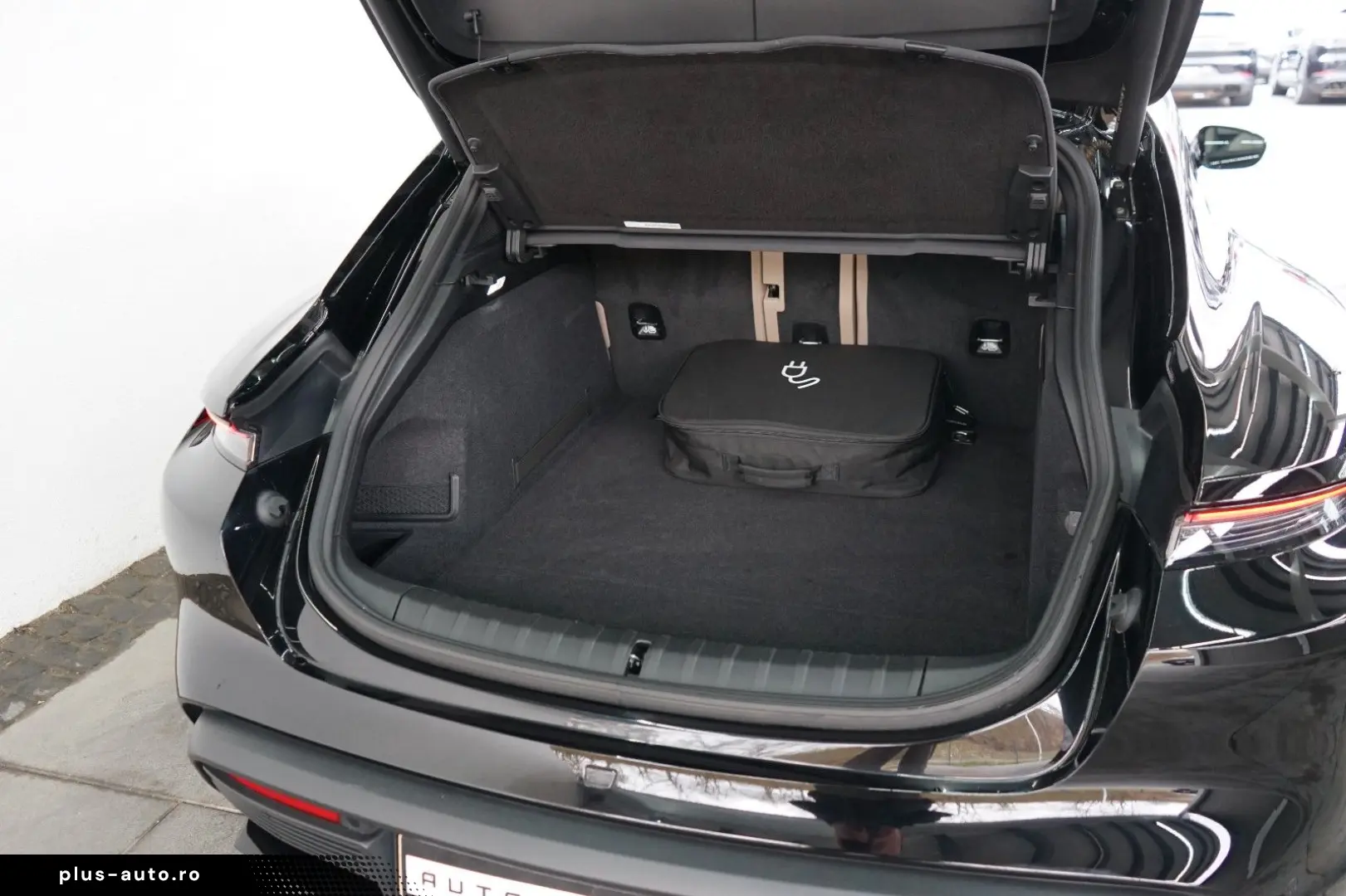 PORSCHE Taycan Cross Turismo 4 Offroad P-Display InnoDri