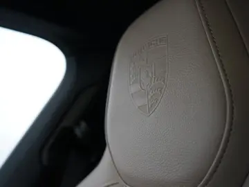 PORSCHE Taycan Cross Turismo 4 Offroad P-Display InnoDri