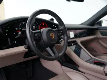 PORSCHE Taycan Cross Turismo 4 Offroad P-Display InnoDri