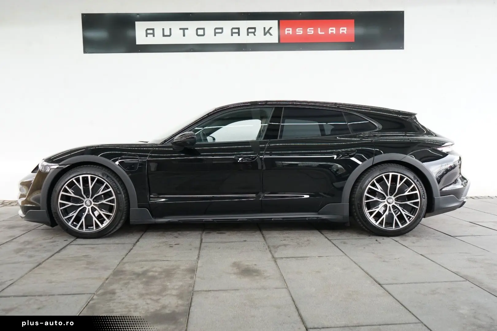 PORSCHE Taycan Cross Turismo 4 Offroad P-Display InnoDri