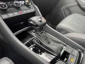 SKODA Karoq Sportline 4x4 Leder 360 AHK ACC Matrix 18