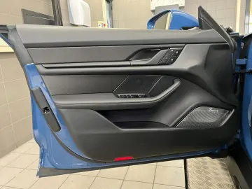PORSCHE Taycan Turbo   Burmester   Beifahrerdisplay