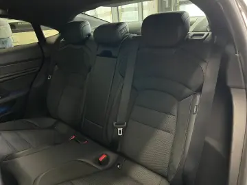 PORSCHE Taycan Turbo   Burmester   Beifahrerdisplay