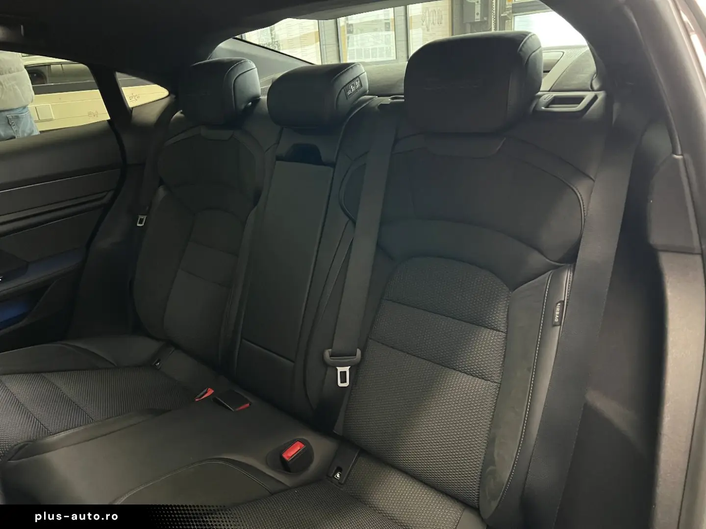 PORSCHE Taycan Turbo   Burmester   Beifahrerdisplay