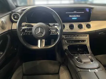 Mercedes-Benz E 220 d AMG Pano Burm Distr HUD