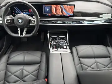 BMW 740d xDr M SPORT FondEnt AHK SkyL StHz 360 DAPro
