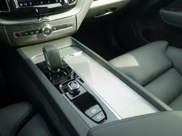 VOLVO XC60 Plus Dark B5 AWD Dark 360  H&K Memory ACC