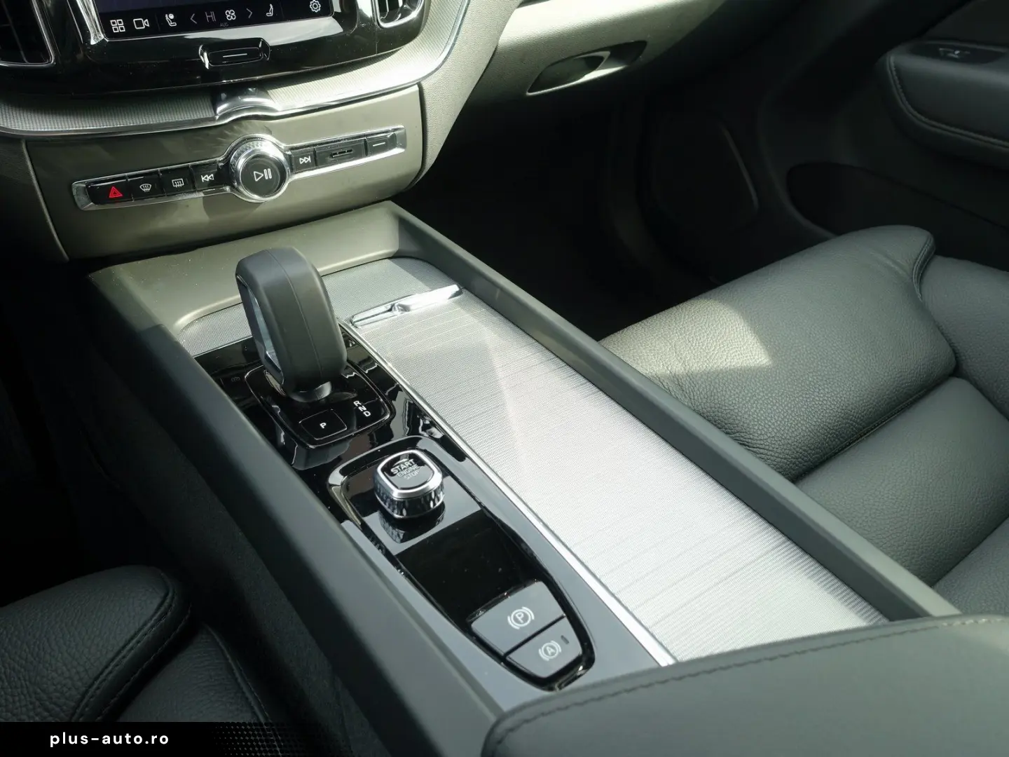 VOLVO XC60 Plus Dark B5 AWD Dark 360  H&K Memory ACC