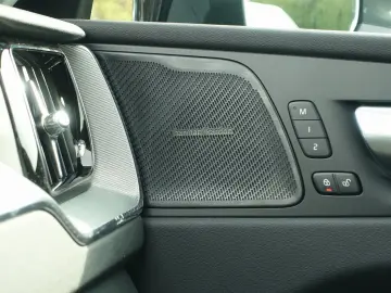 VOLVO XC60 Plus Dark B5 AWD Dark 360  H&K Memory ACC