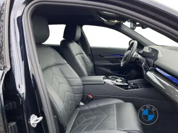 BMW 540d xDrive Limousine M Sport 20  AHK Pano B&W