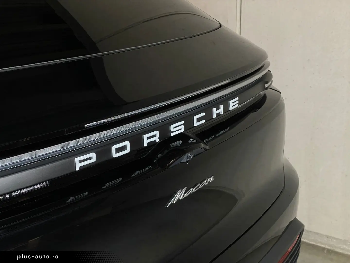 PORSCHE Macan   Panorama Dachsystem   Privacy   PASM