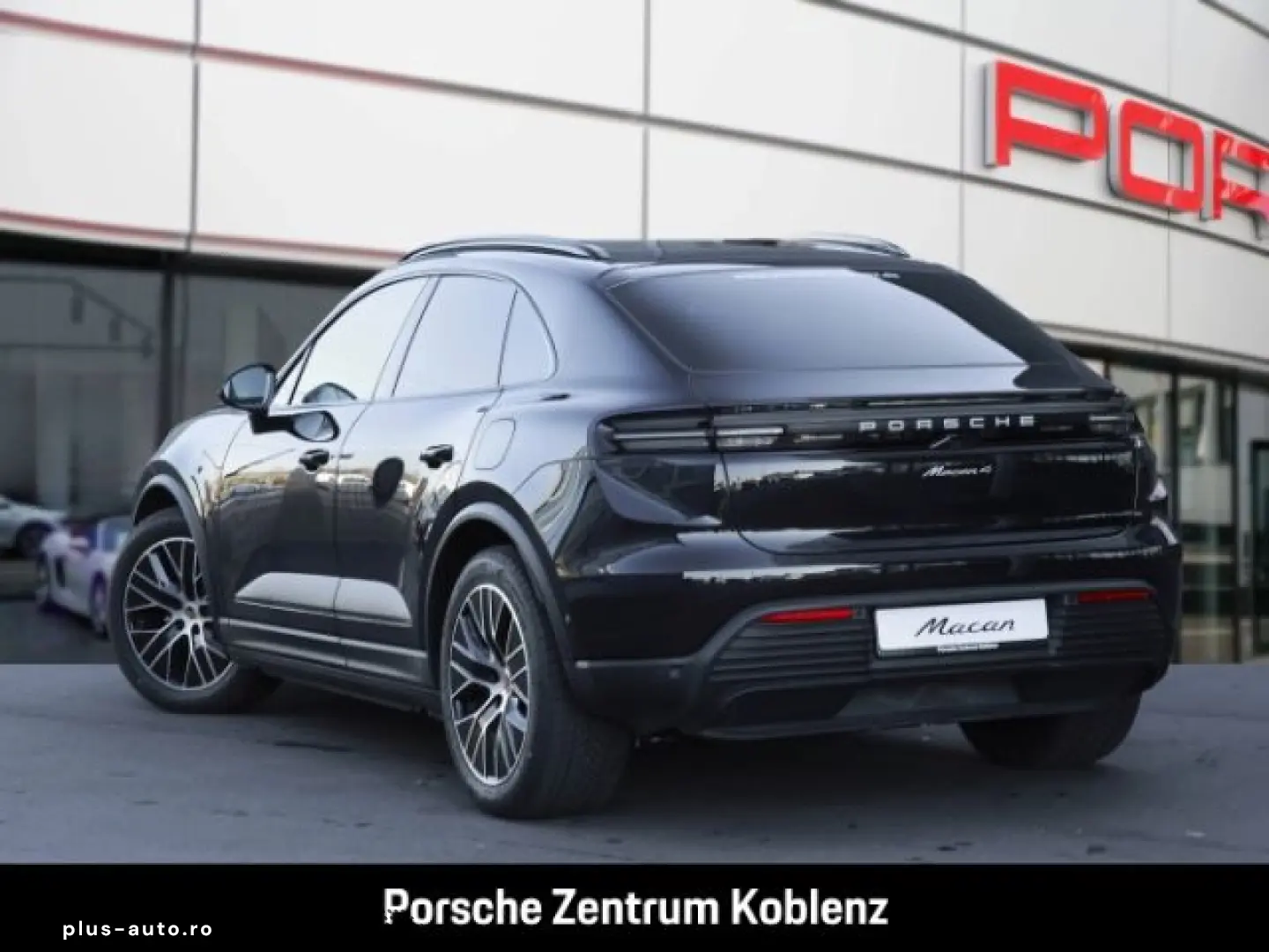 PORSCHE Macan 4
