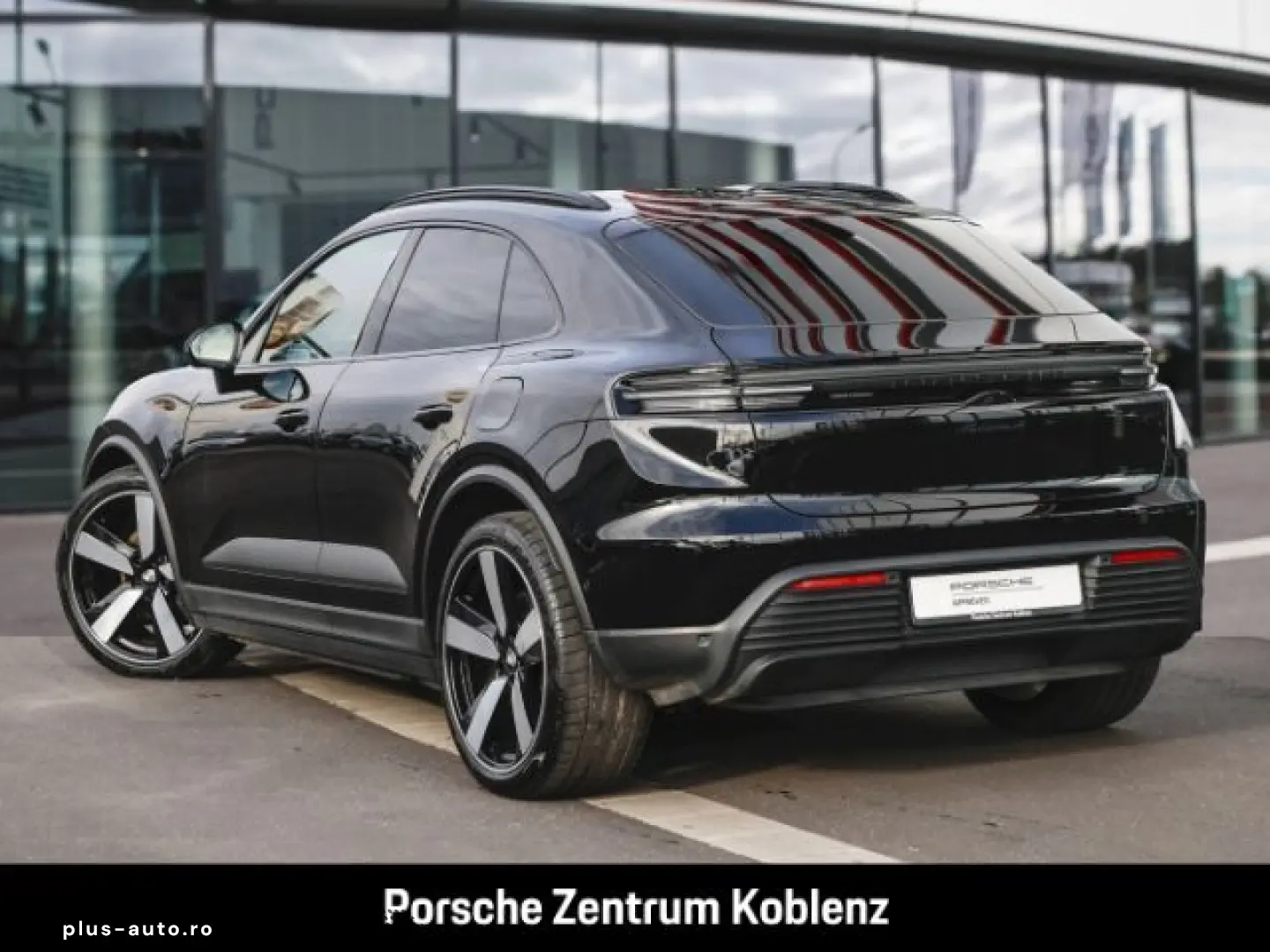 PORSCHE Macan 4