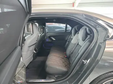 BMW 740d xDrive M Sport Fond Entertaiment B&W Sound