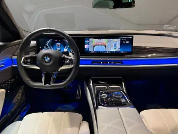 BMW 740 d xDrive B&W Sky Lounge M Sport Pro Luft 21