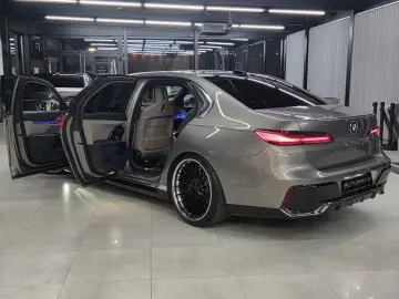 BMW 740 d xDrive M Sport INDIVIDUAL CINEMA UPE 180.