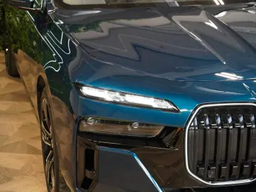 BMW 750e XDRIVE THEATRE HUD SKY-L B&W 110.496€ NETTO