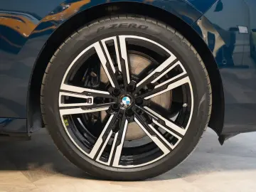 BMW 750e XDRIVE THEATRE HUD SKY-L B&W 110.496€ NETTO