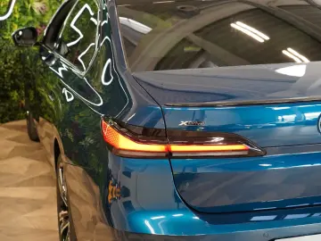 BMW 750e XDRIVE THEATRE HUD SKY-L B&W 110.496€ NETTO