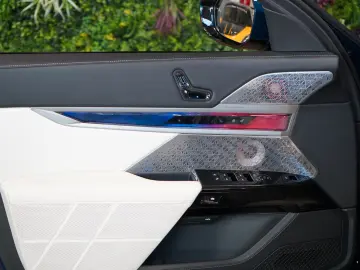 BMW 750e XDRIVE THEATRE HUD SKY-L B&W 110.496€ NETTO