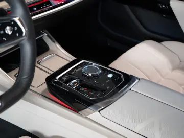 BMW 750e XDRIVE THEATRE HUD SKY-L B&W 110.496€ NETTO