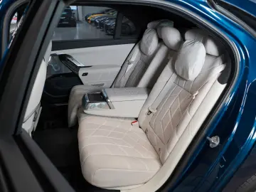 BMW 750e XDRIVE THEATRE HUD SKY-L B&W 110.496€ NETTO