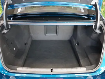 BMW 750e XDRIVE THEATRE HUD SKY-L B&W 110.496€ NETTO