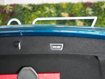 BMW 750e XDRIVE THEATRE HUD SKY-L B&W 110.496€ NETTO