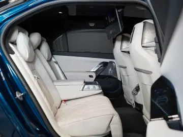 BMW 750e XDRIVE THEATRE HUD SKY-L B&W 110.496€ NETTO