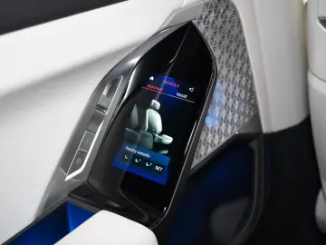 BMW 750e XDRIVE THEATRE HUD SKY-L B&W 110.496€ NETTO