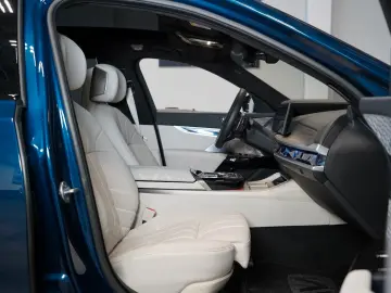 BMW 750e XDRIVE THEATRE HUD SKY-L B&W 110.496€ NETTO