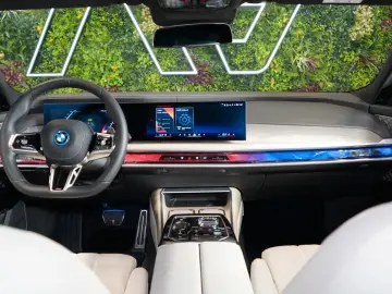 BMW 750e XDRIVE THEATRE HUD SKY-L B&W 110.496€ NETTO