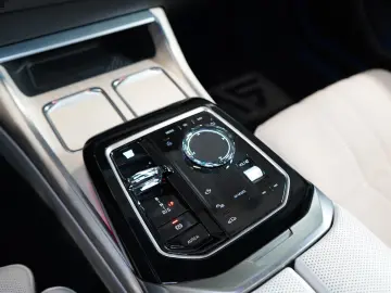 BMW 750e XDRIVE THEATRE HUD SKY-L B&W 110.496€ NETTO