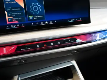 BMW 750e XDRIVE THEATRE HUD SKY-L B&W 110.496€ NETTO