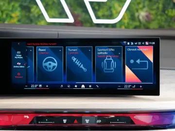 BMW 750e XDRIVE THEATRE HUD SKY-L B&W 110.496€ NETTO