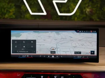 BMW 750e XDRIVE THEATRE HUD SKY-L B&W 110.496€ NETTO