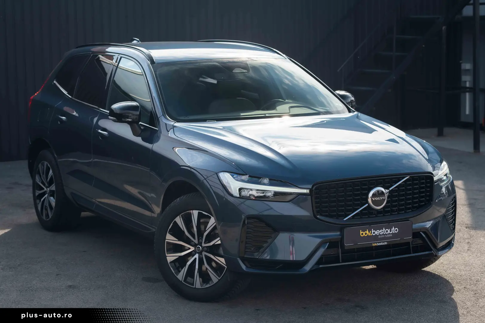 VOLVO XC60 B4 MHEV AT AWD Plus Dark