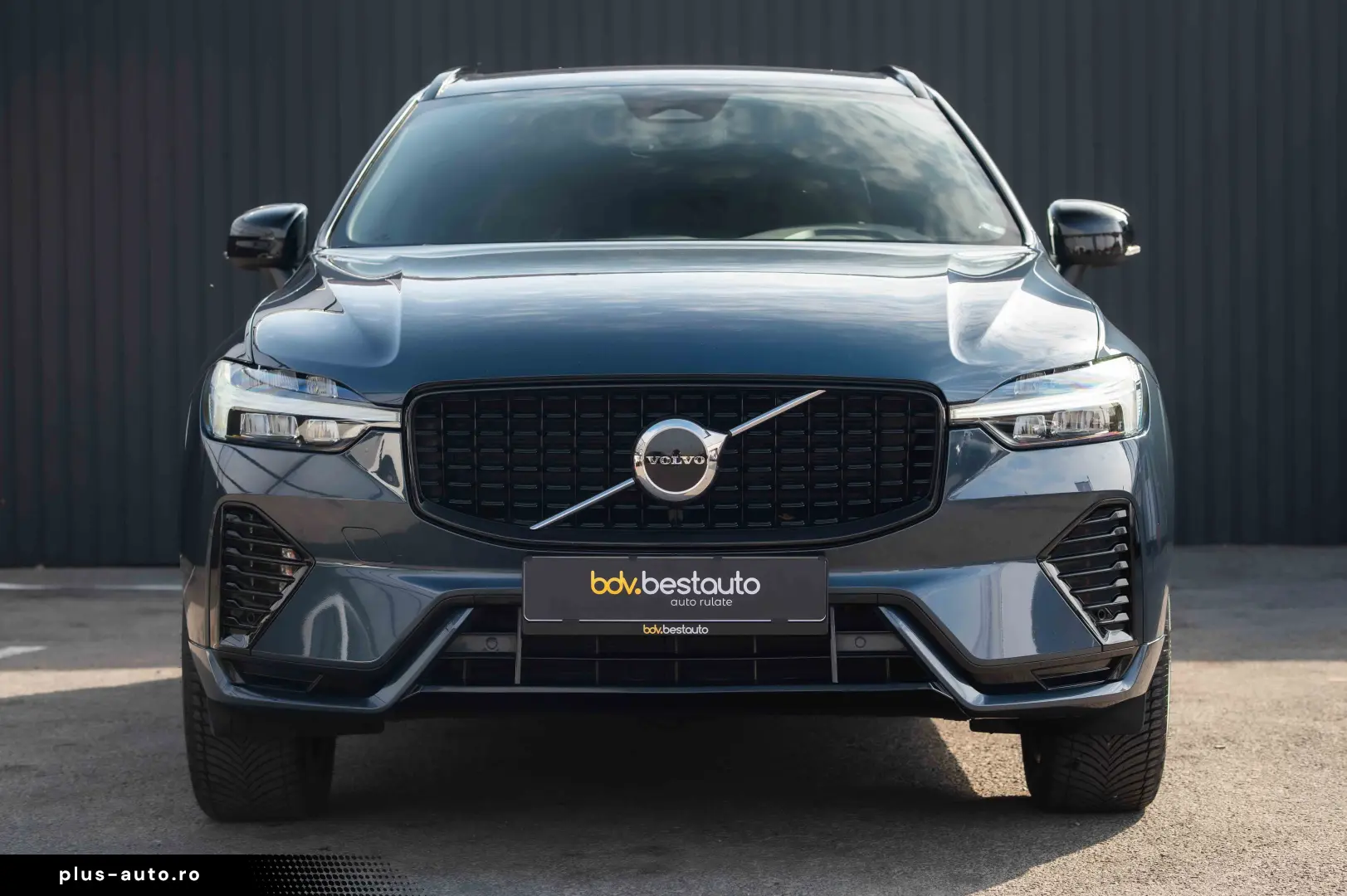 VOLVO XC60 B4 MHEV AT AWD Plus Dark