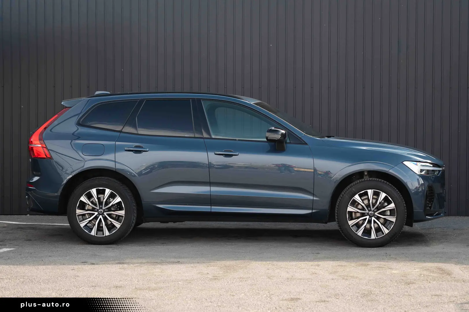VOLVO XC60 B4 MHEV AT AWD Plus Dark