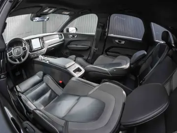 VOLVO XC60 B4 MHEV AT AWD Plus Dark